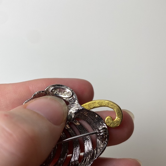 VINTAGE “Daria” Leaf Brooch - Picture 4 of 4